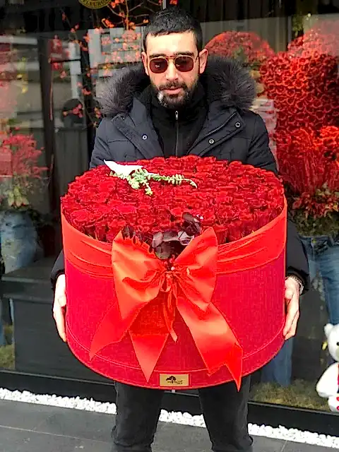 Huge Box Of with 150 Roses