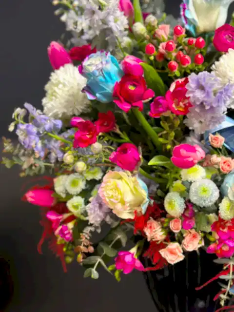 Aurora Luxe – Siyah Vazoda Renkli Premium Lüks Aranjman