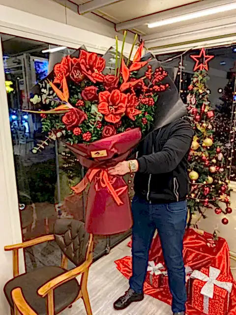 Scarlet Flame – Kırmızının Ateşiyle Hazırlanmış Premium Yılbaşı Buketi