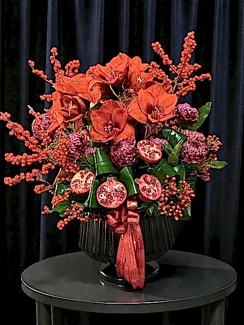 Imperial Ruby – Nar Detaylı Amaryllis Aranjmanı