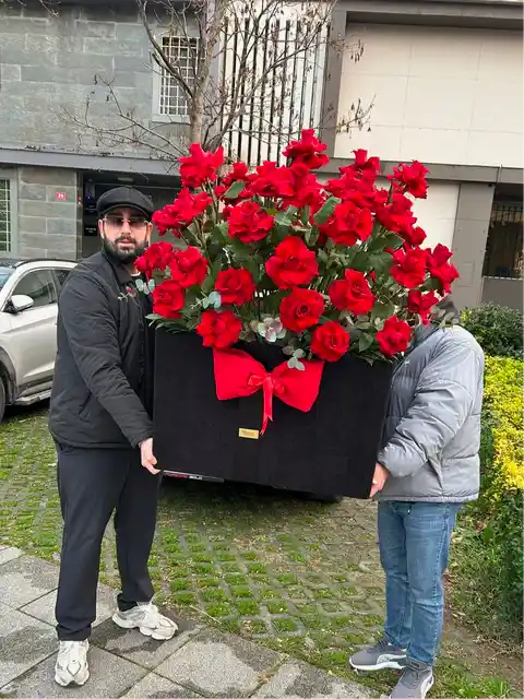 Dev Sandıkta 51 gül