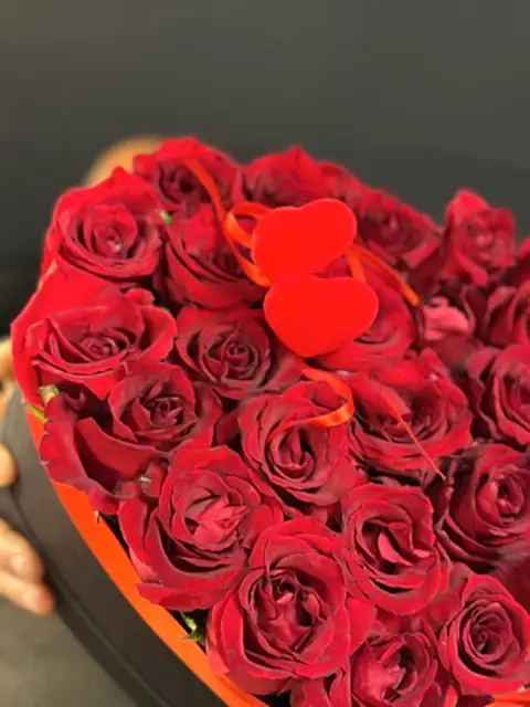 Özel Kalp kutuda kalpli güller