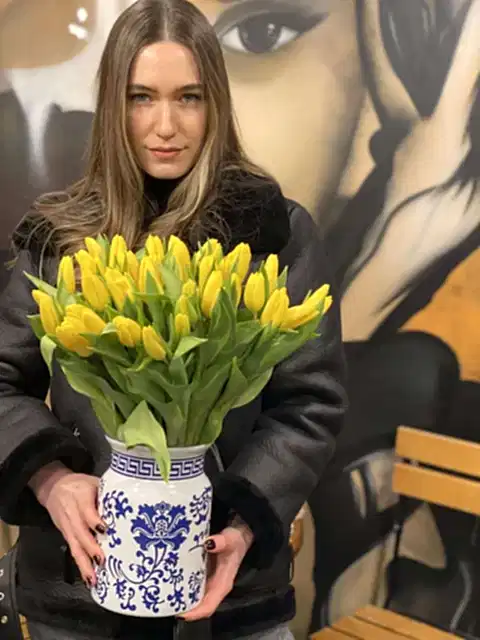 Yellow Tulips in Blue Blanc Sarı Laleler