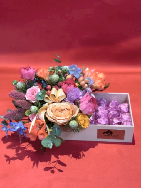 Renkli Aşk Çikolatası ve Çiçek Bahçesi