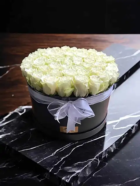 50 Beyaz gül siyah kutuda