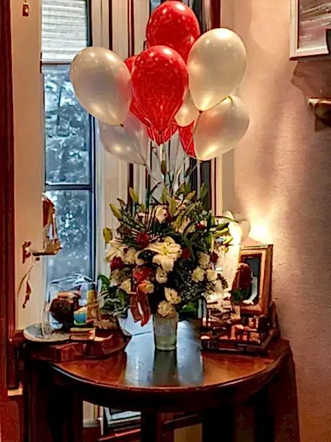 Yüksek Cam Vazoda 10 Adet Metalik Balonlu Büyük Aranjman